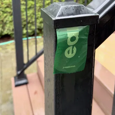 Hộp đựng túi đi vệ sinh cho trụ lan can nhôm