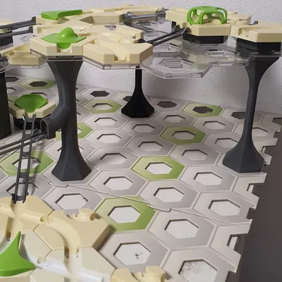 Tháp Gravitrax có rãnh đường ray bi. Tháp Gravitrax có Kênh