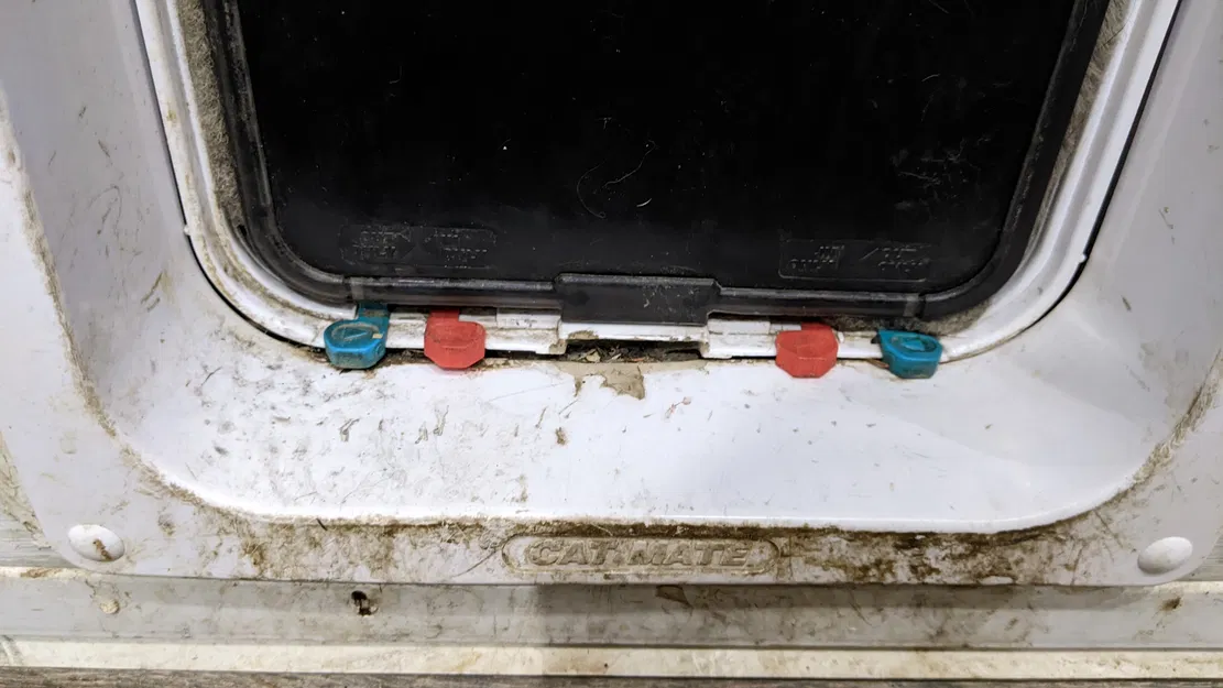 Chốt/Khóa Thay Thế Cho Cửa Mèo Cat Mate - Image 3