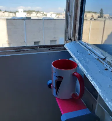 Kệ treo khăn và để ly cà phê cạnh máy sưởi - Image 2