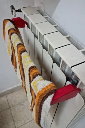 Kệ treo khăn và để ly cà phê cạnh máy sưởi - Image 4