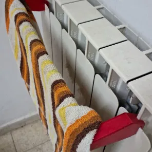 Kệ treo khăn và để ly cà phê cạnh máy sưởi