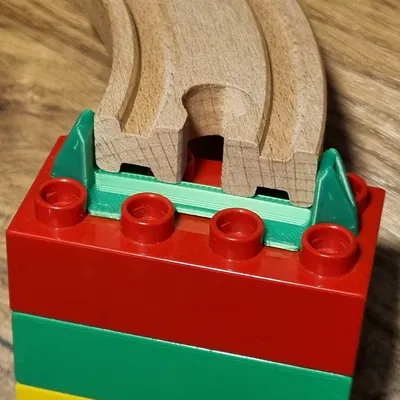 Bộ chuyển đổi tối giản giữa gạch Duplo và đường ray xe lửa gỗ