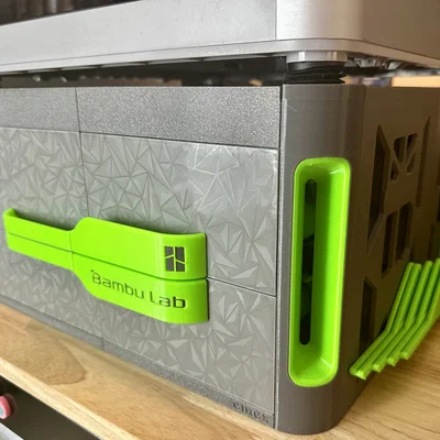 Giá đỡ Bambu Lab X1 / P1 / X1C có ngăn kéo, chỗ giữ khay in, và ngăn đựng rác