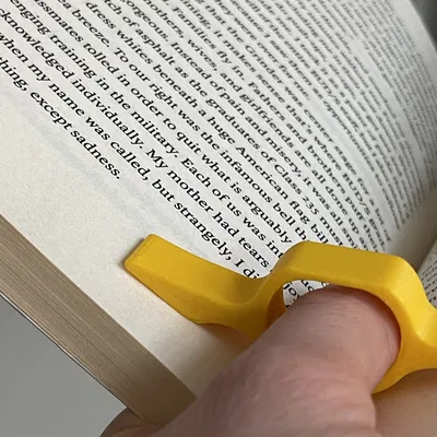 Người trợ giúp đọc sách một tay