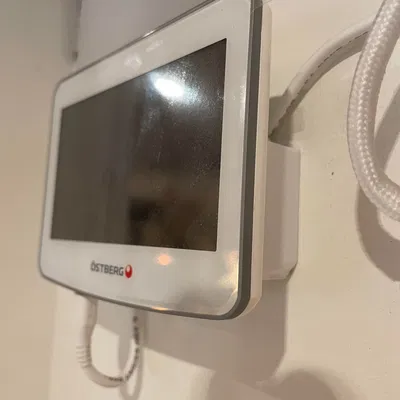 Giá treo tường màn hình Heru IQC Touch