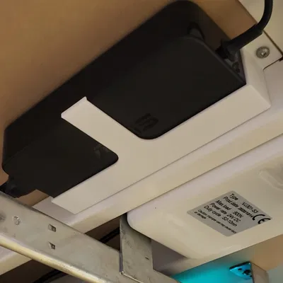 Đế giữ adapter sạc laptop dưới gầm bàn