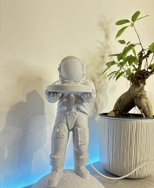 Chân đế sạc Magsafe hình phi hành gia - Image 1