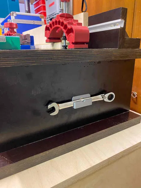 Đế Treo Cờ Lê Lên Tường - Image 2