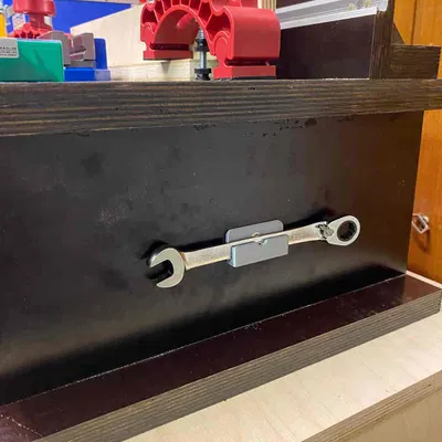 Đế Treo Cờ Lê Lên Tường