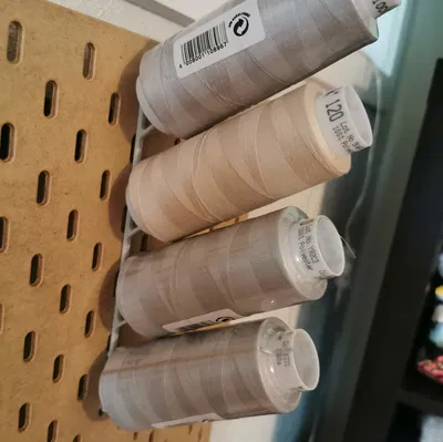 Giá đỡ chỉ máy vắt sổ gắn Skadis