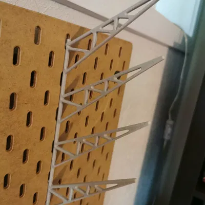 Giá đỡ chỉ máy vắt sổ gắn Skadis