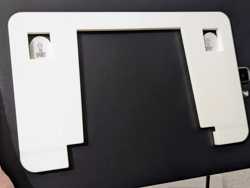 Giá Treo Tường Tấm Bảng Máy Tính (Tương Thích Miếng Dán Command Cỡ Trung) - Image 1