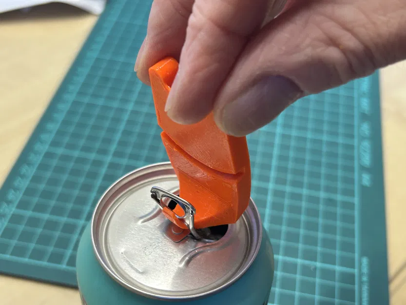 Dụng cụ mở khoen lon nước giải khát và nắp đậy - Image 1