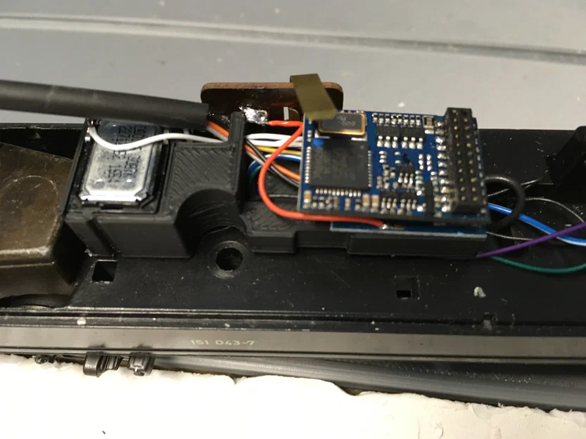 Đế Gắn Decoder & Hộp Loa Cho Marklin E151 - Image 1