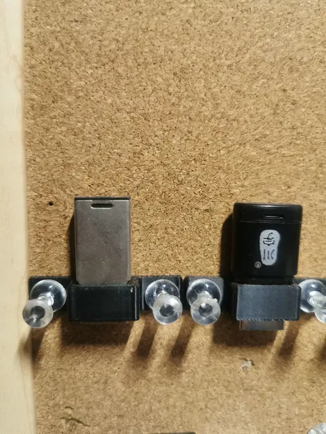 Kệ USB Gắn Bảng Ghim - Image 1