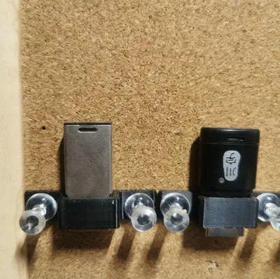 Kệ USB Gắn Bảng Ghim