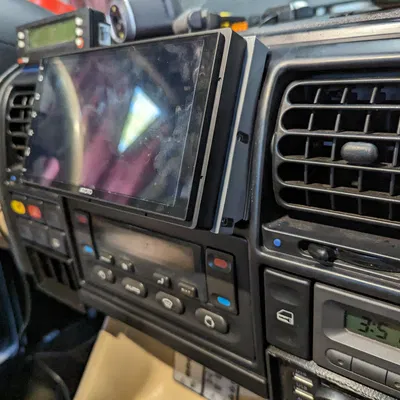 Giá Đỡ Đầu Phát Cho Land Rover Discovery 2