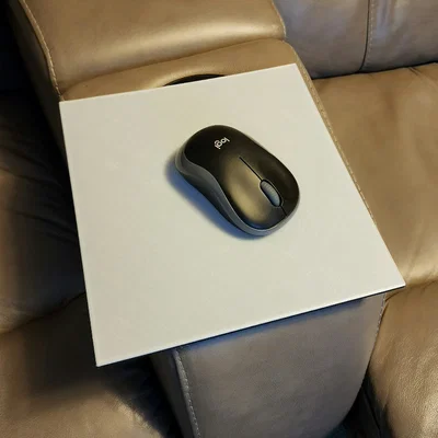 Khay để ly kiêm lót chuột cho ghế bành, ghế ngả hoặc ghế rạp hát