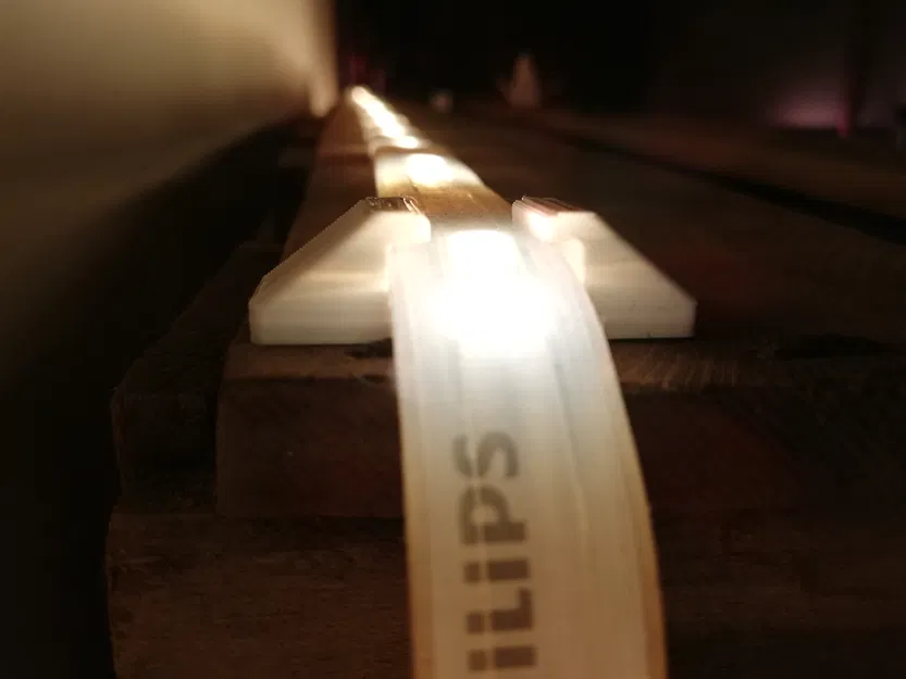 Kẹp Philips Hue LightStrip+ - Image 1
