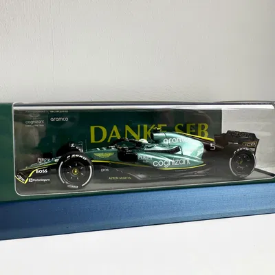 Chân đế và bệ trưng bày mô hình Spark tỷ lệ 1:43