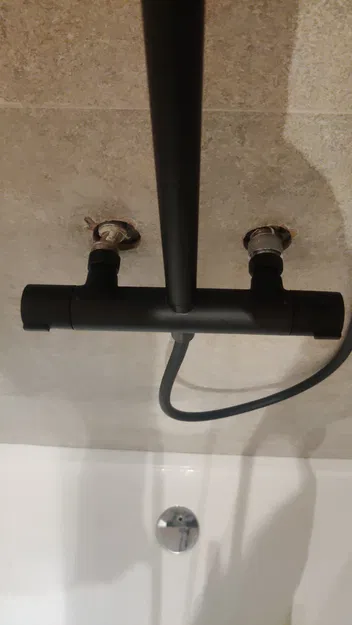 Hộp che ống nước vòi sen lắp cẩu thả - Image 1