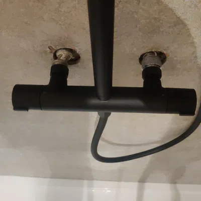 Hộp che ống nước vòi sen lắp cẩu thả