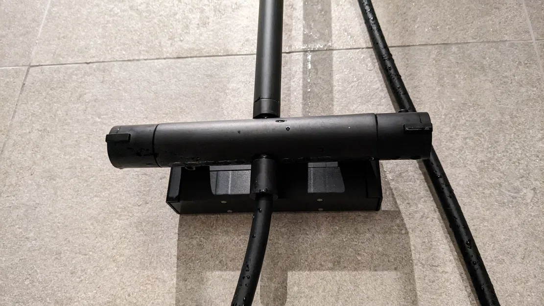 Hộp che ống nước vòi sen lắp cẩu thả - Image 2