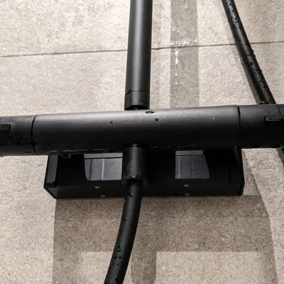 Hộp che ống nước vòi sen lắp cẩu thả