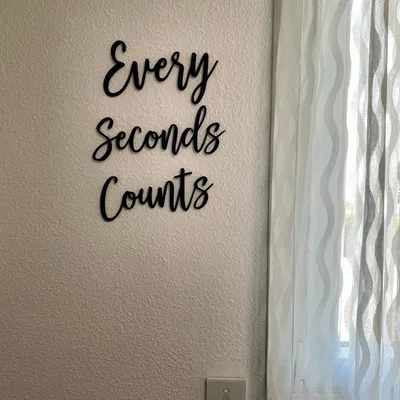 Tranh tường "Every Seconds Counts"