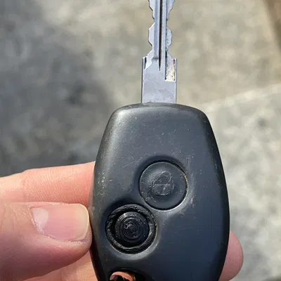 Nút bấm chìa khóa xe Dacia Duster