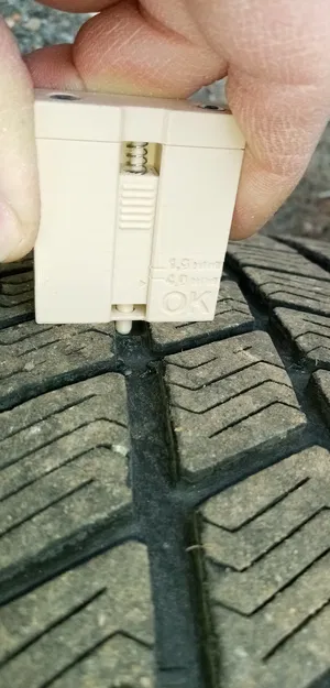 Thước đo độ sâu rãnh lốp xe + Hộp đựng. - Image 1