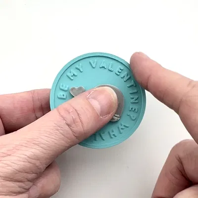 Spinner Hình Đồng Xu Valentine (6 Mẫu)