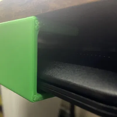 Giá đỡ laptop lớn hơn dưới bàn làm việc