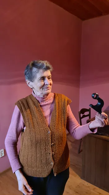 Giá Đỡ Tay Vịn Yêu Thích Của Bà Tôi - Image 1