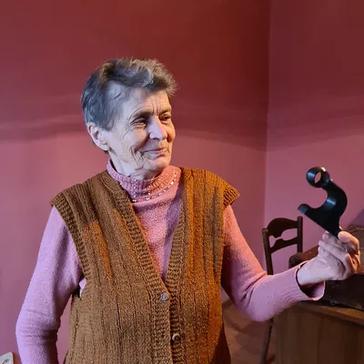 Giá Đỡ Tay Vịn Yêu Thích Của Bà Tôi