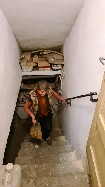 Giá Đỡ Tay Vịn Yêu Thích Của Bà Tôi - Image 2