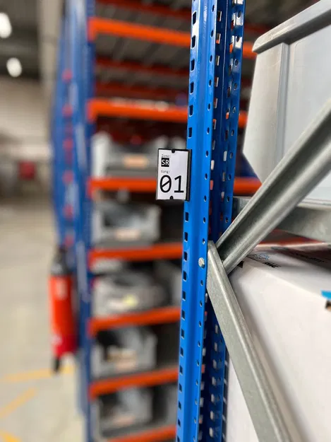 Đế giữ nhãn cho kệ kho - Image 1