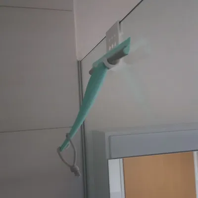 Giá treo cây gạt kính phòng tắm