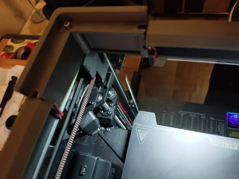 Góc phải Creality K1 chống va đập dây xích vào khung - Image 1