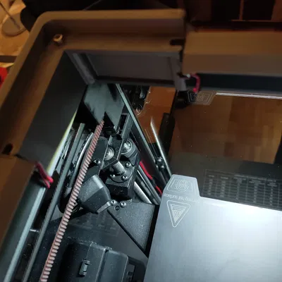 Góc phải Creality K1 chống va đập dây xích vào khung