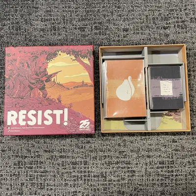 Khay Đựng Bài Resist! Hỗ Trợ Lá Bài Có Bọc