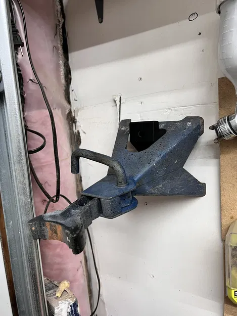 Giá treo con đội lên tường - Image 1