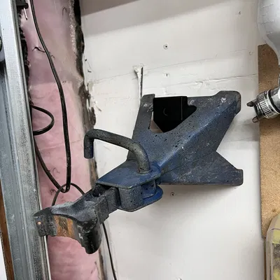 Giá treo con đội lên tường