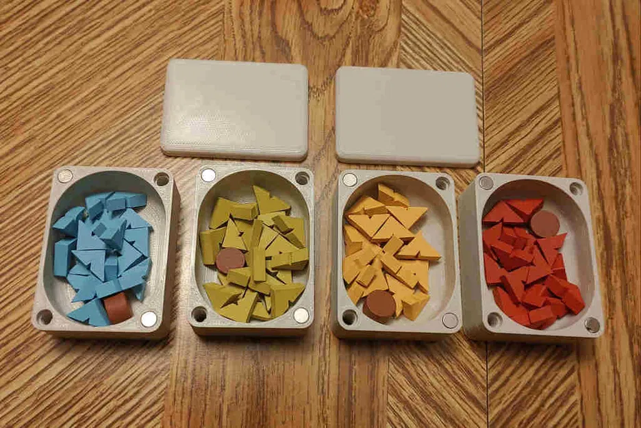 Hộp đựng người chơi Board Game Near and Far có nam châm - Image 1