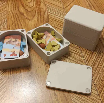 Hộp đựng người chơi Board Game Near and Far có nam châm