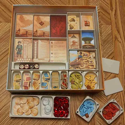 Hộp đựng người chơi Board Game Near and Far có nam châm