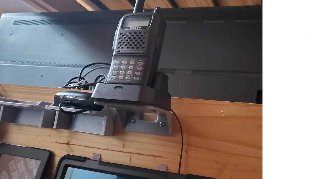 Giá đỡ gắn đế sạc máy bộ đàm Yaesu FT-60 lên tường - Image 1