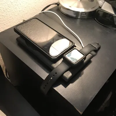 Đế sạc đêm tối giản cho iPhone XR (ốp UAG) và Apple Watch