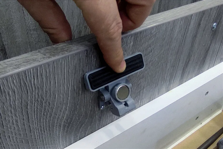 Cần gạt khóa nam châm & tay nắm ẩn cho ngăn kéo bếp - Image 2